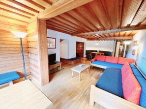 Appartement, 2 slaapkamers (Excl. Cleaning Fee 90 Euro) | Woonruimte | Flatscreentelevisie
