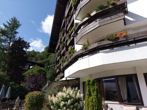 A multi-story building with balconies adorned with plants and flowers. - Alpenlandhof (Bad Kleinkirchheim)