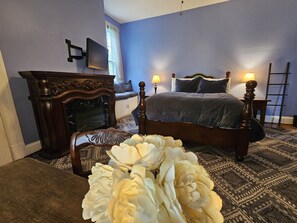 Habitación, chimenea | Ropa de cama de alta calidad y wifi gratis 
