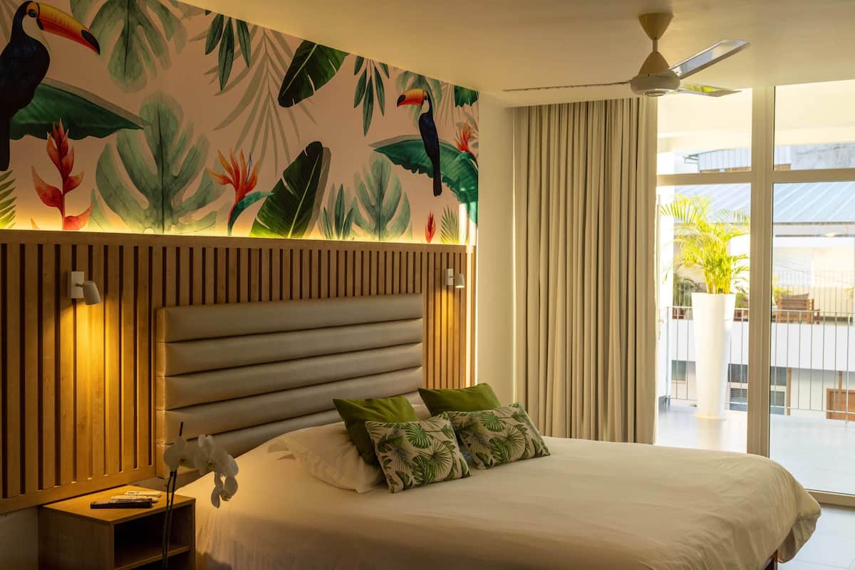 Studio Suite Junior, balkon, pemandangan kolam renang | Seprai premium, brankas, ruang kerja ramah laptop, dan kedap suara