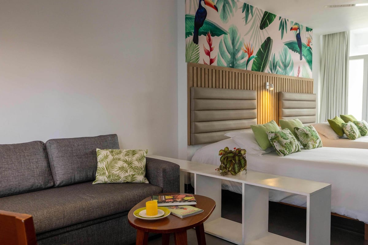 Suite Junior, balkon | Seprai premium, brankas, ruang kerja ramah laptop, dan kedap suara
