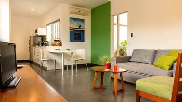 Senior Suite | Living area | 32-inch LCD TV with cable channels, TV