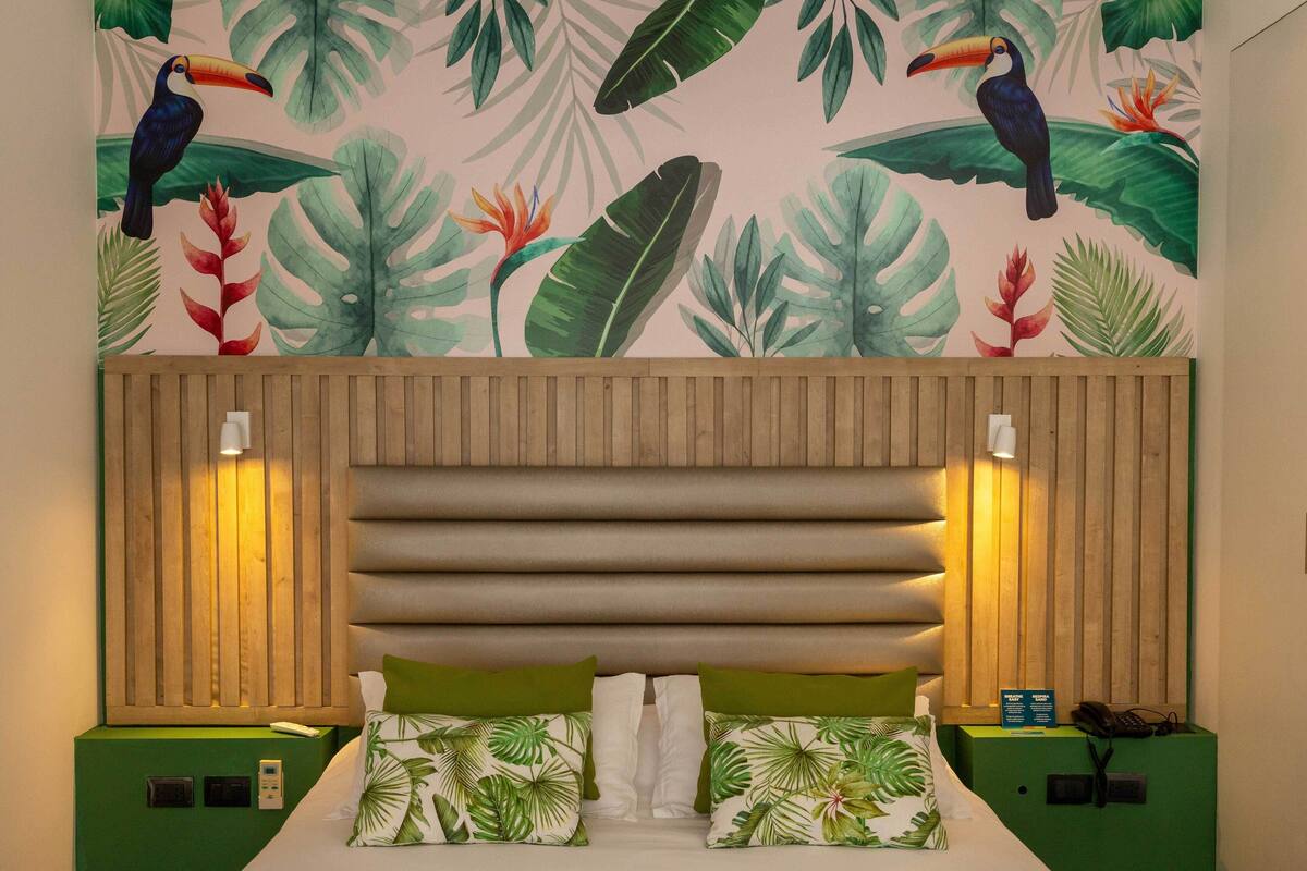 Kamar Deluks, pemandangan kolam renang | Seprai premium, brankas, ruang kerja ramah laptop, dan kedap suara