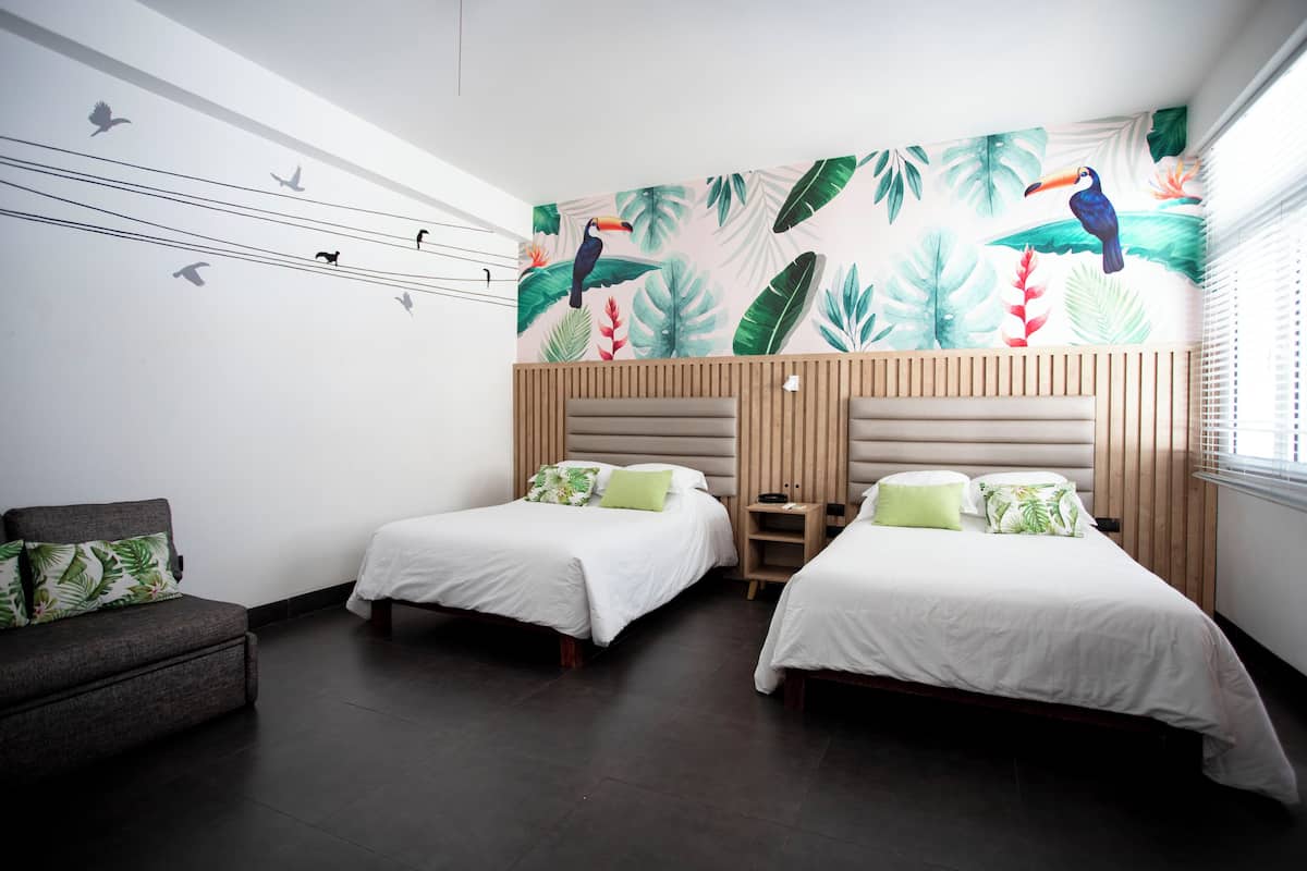 Kamar Double Deluks, pemandangan kolam renang | Seprai premium, brankas, ruang kerja ramah laptop, dan kedap suara
