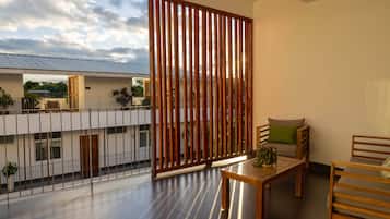 Suite estudio junior, balcón, vista a la alberca | Vista desde la habitación
