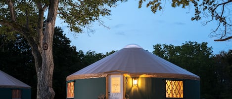 Fachada de la propiedad por la tarde o noche