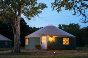 Front of property – evening/night - Yale Manor B&B and Yurt Glamping (Romulus)