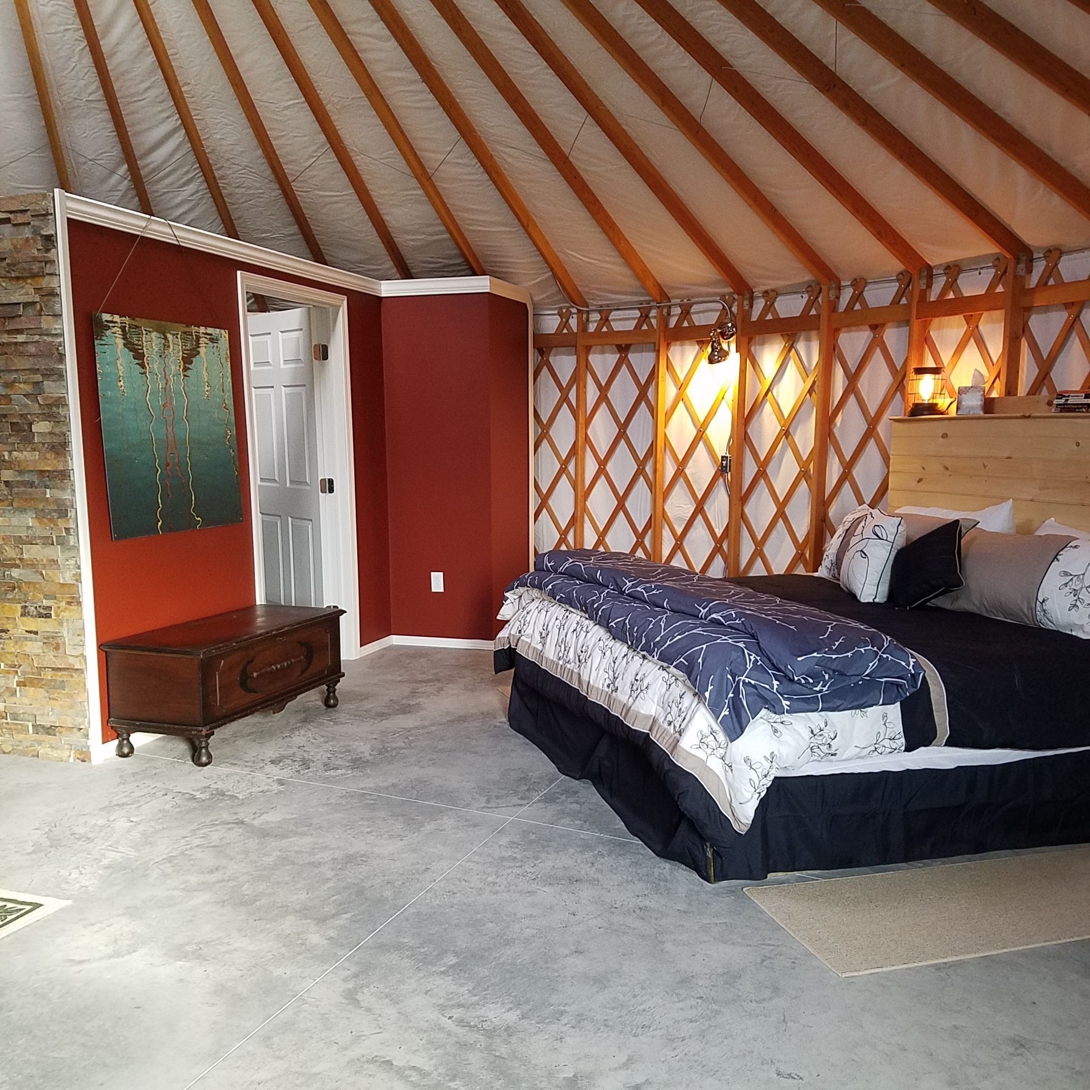 Un dormitorio acogedor con cama, cómoda y puerta.