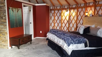 Un dormitorio acogedor con cama, cómoda y puerta.