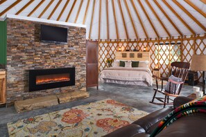 Keuka Yurt with Kitchenette and Full Bathroom (Breakfast Items Provided) | 1 bedroom, premium bedding, individually decorated - Yale Manor B&B and Yurt Glamping (Romulus)