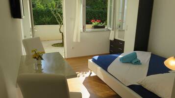 Classic Studio | Premium bedding, desk, iron/ironing board, free cribs/infant beds