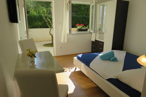 Classic Studio | Premium bedding, desk, iron/ironing board, free cribs/infant beds