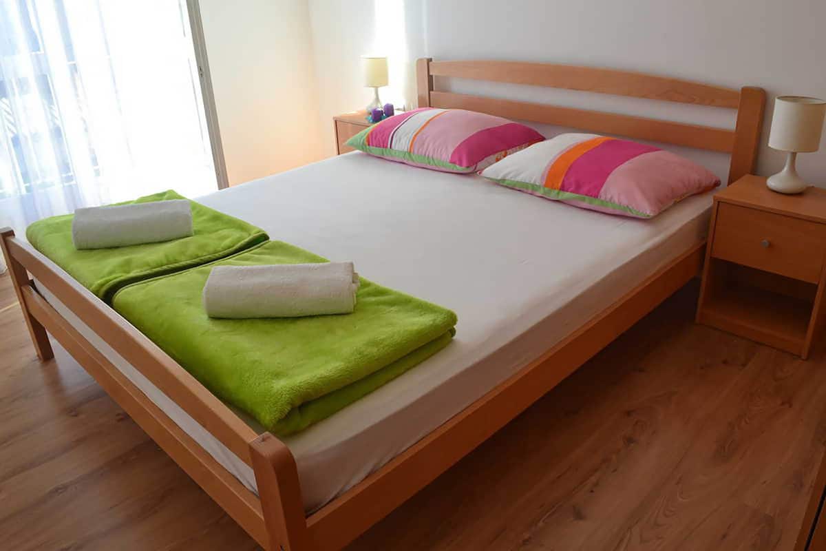 Appartement, 2 chambres, balcon, vue partielle sur la mer | Literie de qualité, bureau, fer et planche à repasser