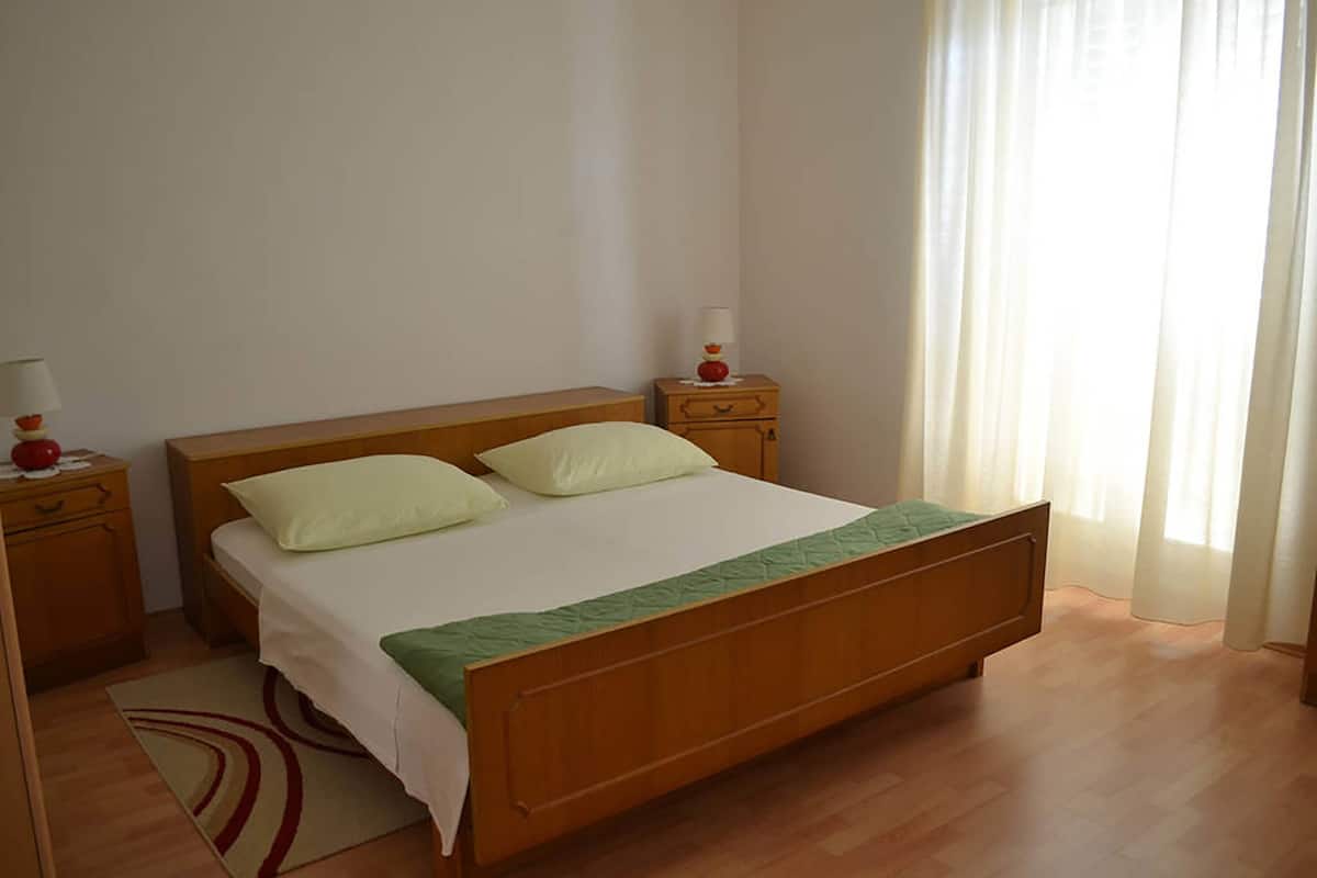Appartement classique, 2 chambres (Borna) | Literie de qualité, bureau, fer et planche à repasser