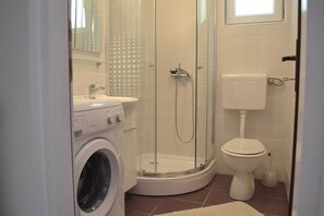 Superior Studio | Bathroom | Shower, free toiletries, hair dryer, towels