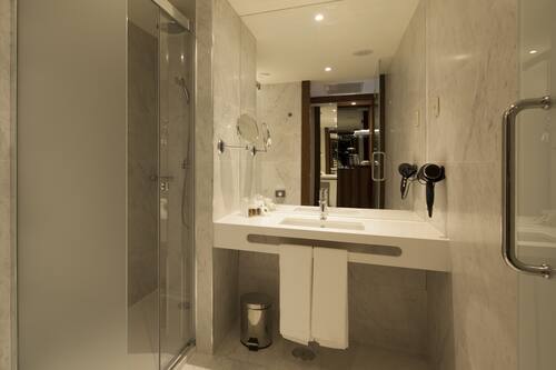 Amenidades de baño gratuitas, secadora de cabello, toallas