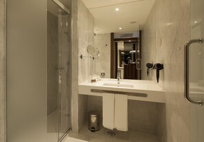 Articles de toilette (gratuits), séchoir à cheveux, serviettes fournies