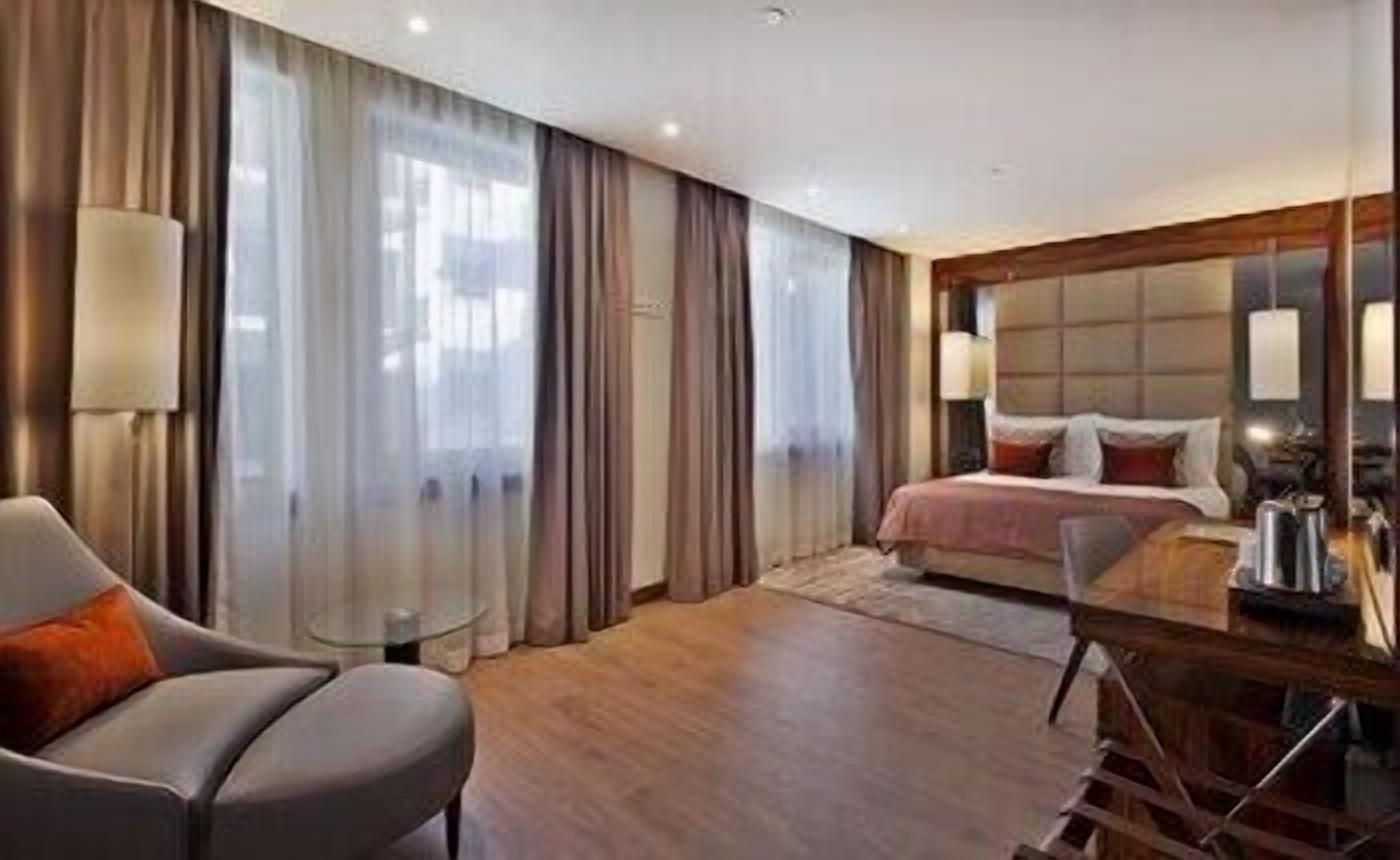 Minibar, caja fuerte, escritorio y cortinas opacas