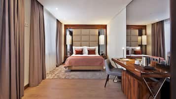 Minibar, coffres-forts dans les chambres, bureau, rideaux occultants