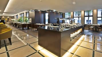 Petit déjeuner buffet (15.00 EUR par personne)