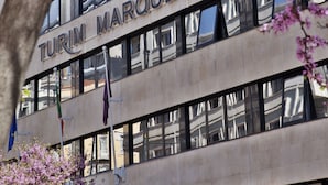 Un edificio con el letrero 