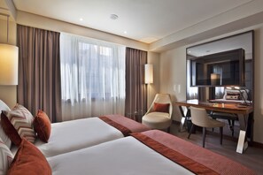 Minibar, in-room safe, desk, blackout curtains - TURIM Marquês Hotel (Lisbon)