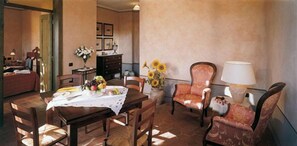 Suite, 1 habitación, vistas al viñedo | Sala de estar | Una televisión