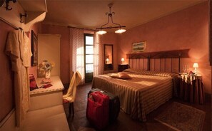 Habitación estándar doble, vistas al viñedo | Ropa de cama de alta calidad, minibar, decoración individual