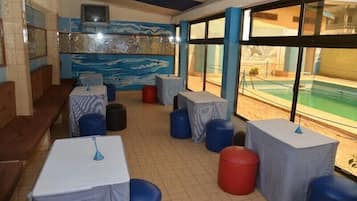 Bar en bord de piscine