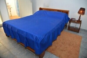 雙人房 | 書桌、摺床/加床 (收費)、免費 Wi-Fi