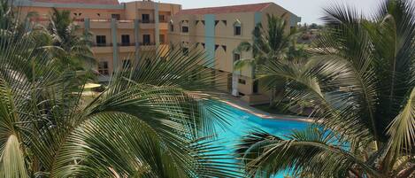 Una piscina al aire libre, tumbonas