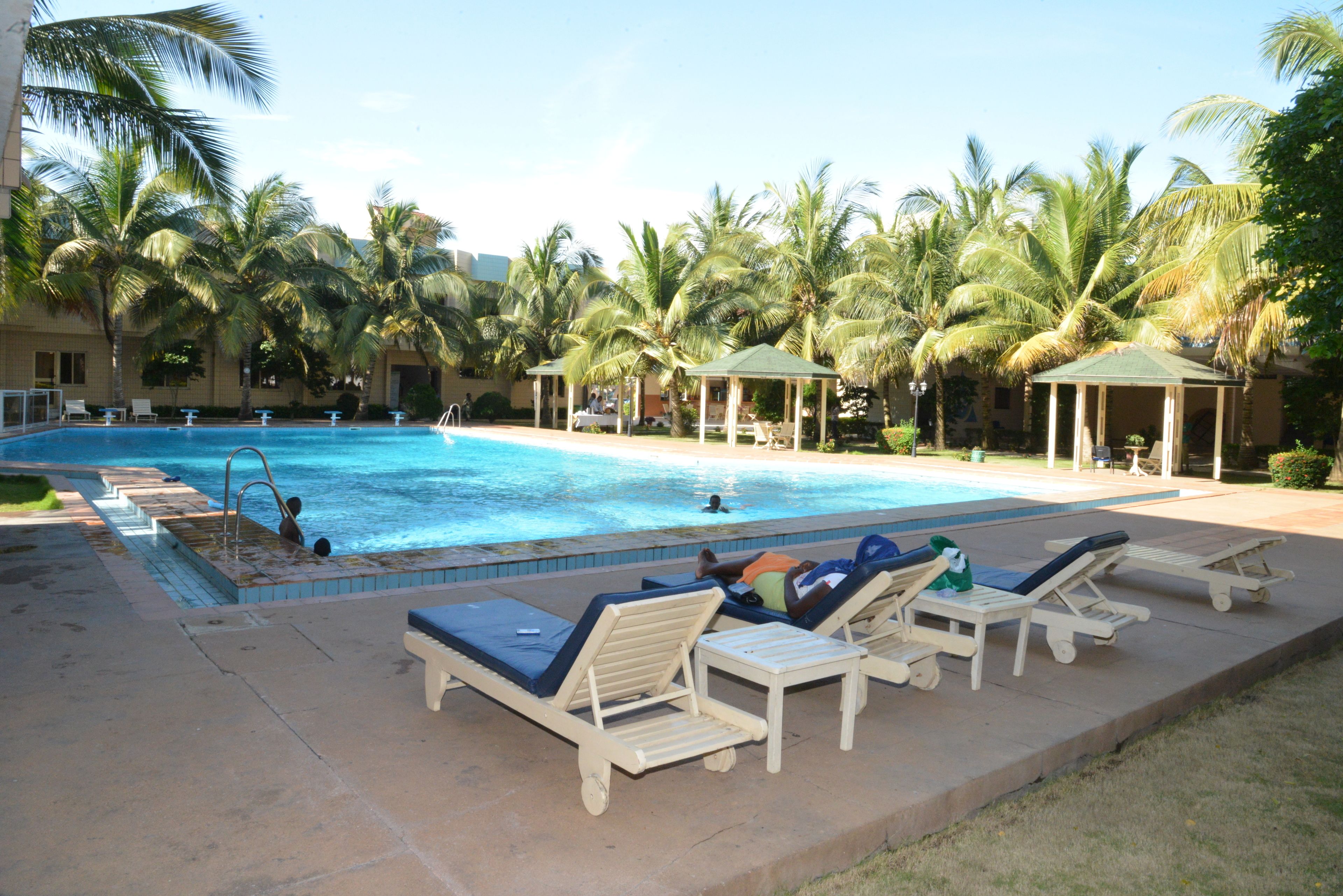 Piscine extérieure, chaises longues