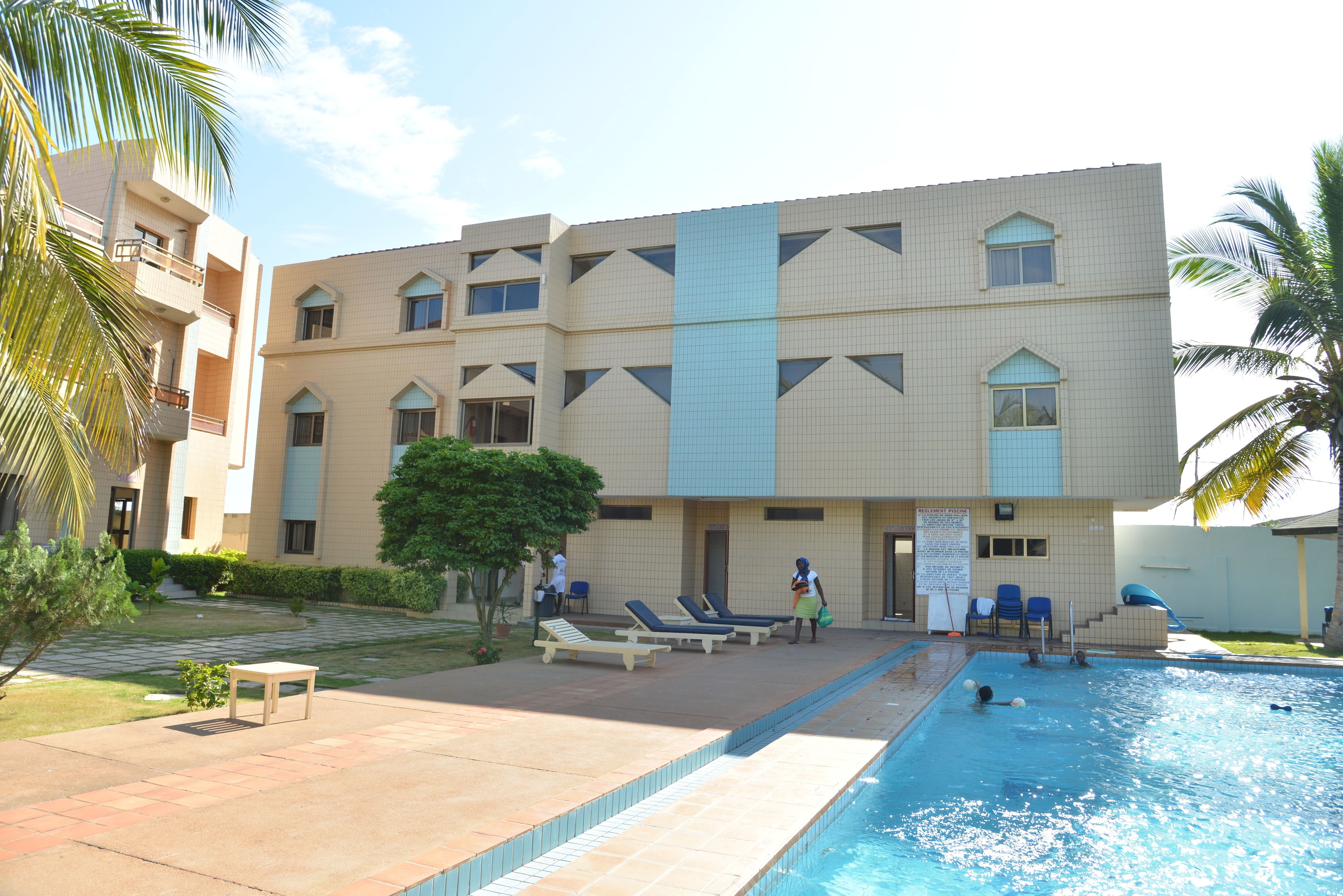 Een buitenzwembad en ligstoelen