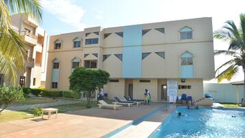 Piscine extérieure, chaises longues