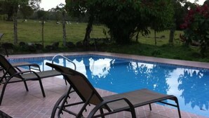 Outdoor pool - Hotel Villas Vista Arenal (La Fortuna)