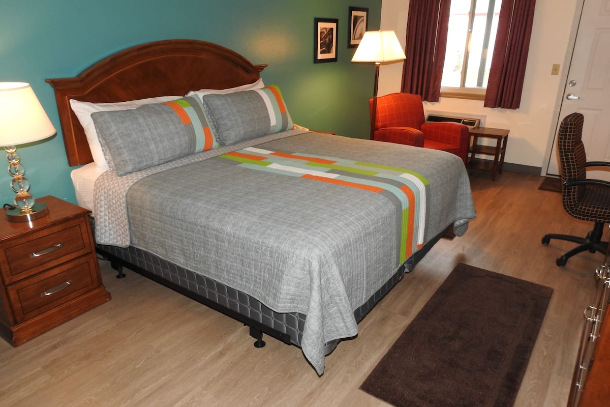 Comfort Room, 1 King Bed | Premium bedding, desk, iron/ironing board, free WiFi
