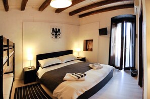 Chambre double ou avec lits jumeaux, dans lâĂ©difice annexe | Literie de qualitĂ©, bureau, fer et planche Ă repasser