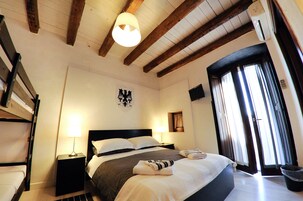 Roupas de cama premium, escrivaninha, ferros/tábuas de passar roupa