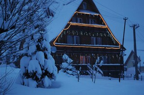 Fassade der Unterkunft – Abend/Nacht
