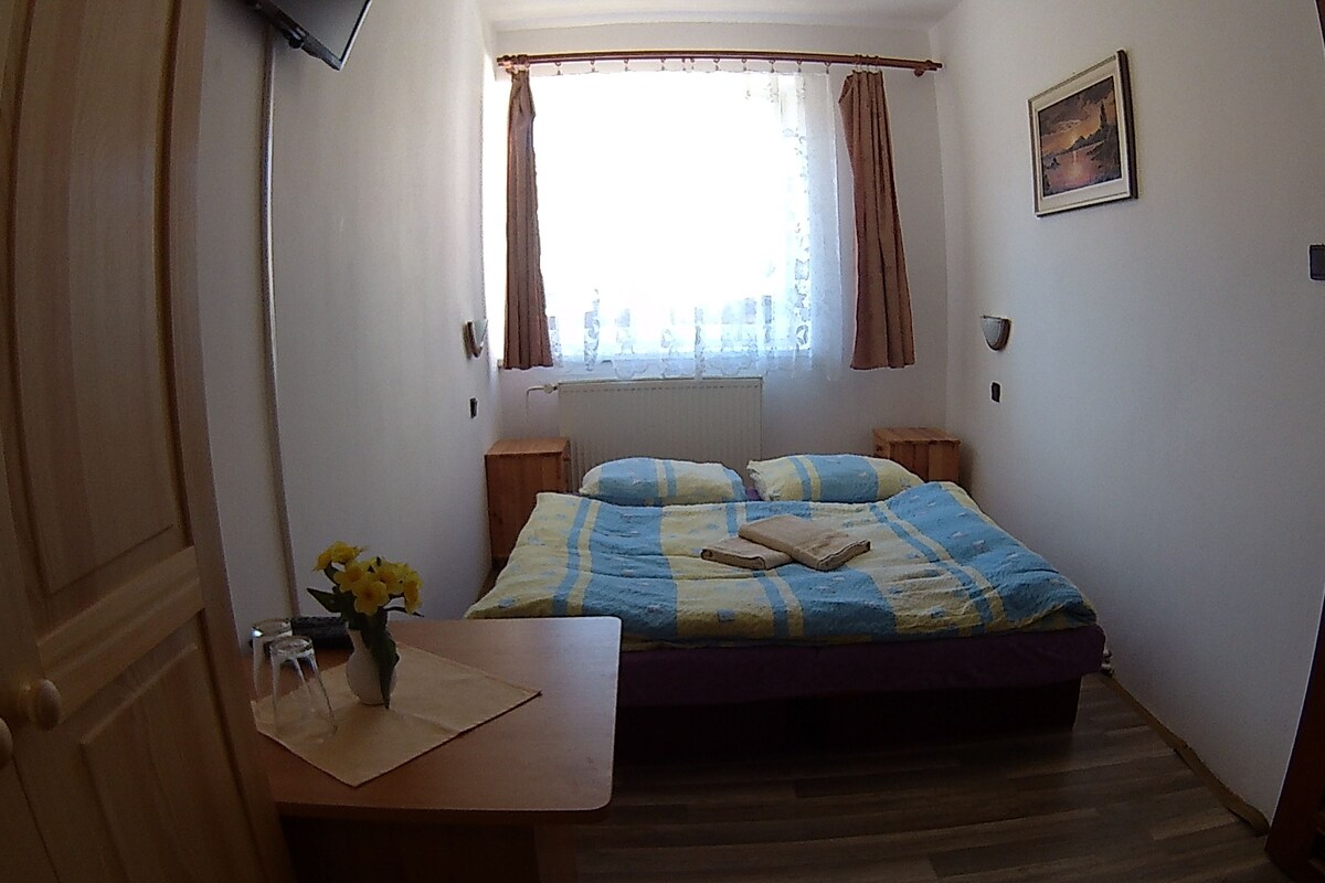 Traditional-Doppelzimmer, 1 Schlafzimmer, eigenes Bad, Hügelblick | Kostenlose Babybetten, Zustellbetten, kostenloses WLAN