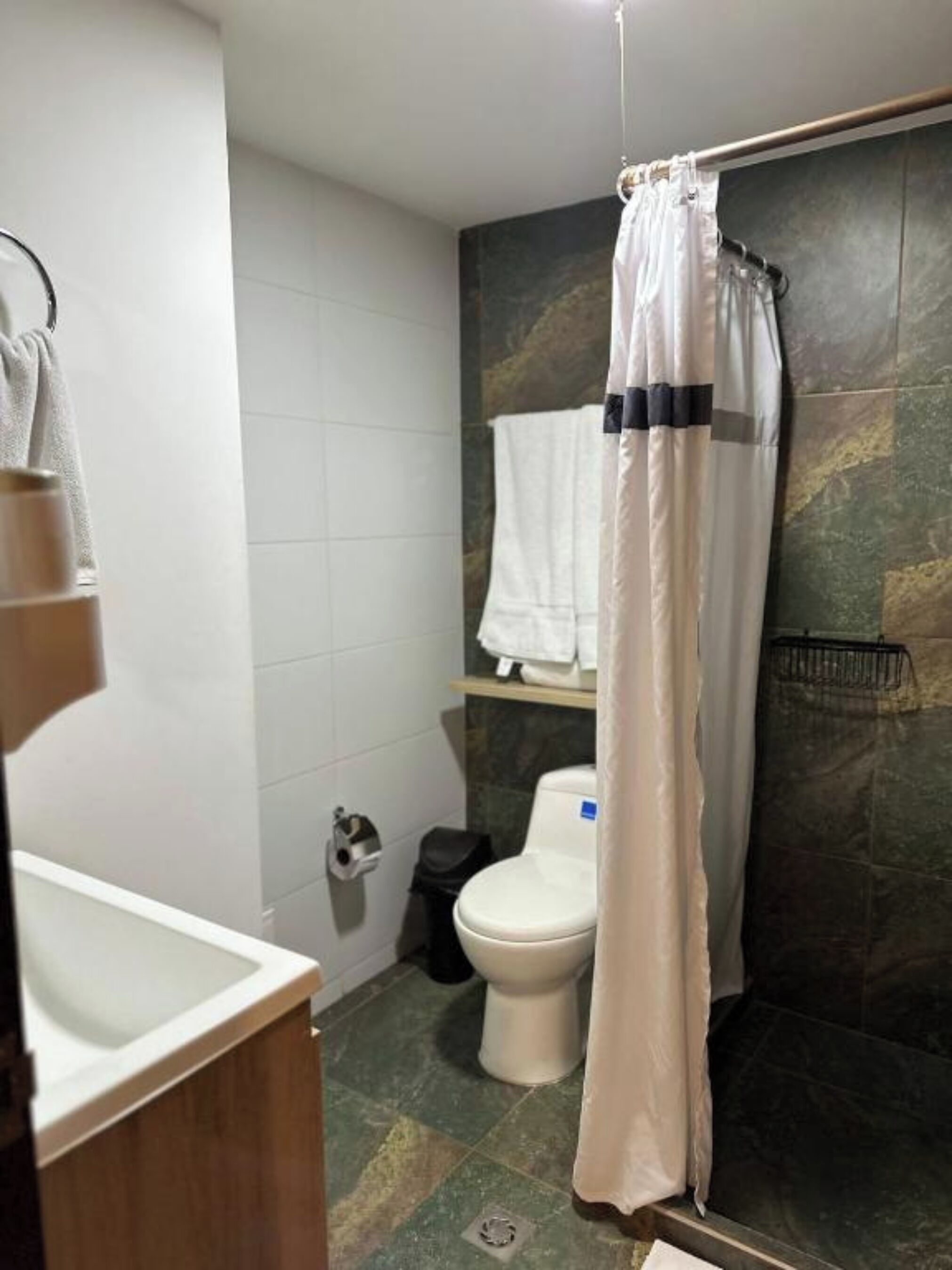triple room | bathroom | free toiletries, towels, soap, shampoo