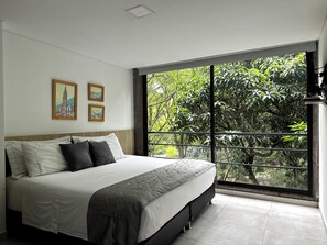 Cortinas blackout, wifi gratis y ropa de cama 