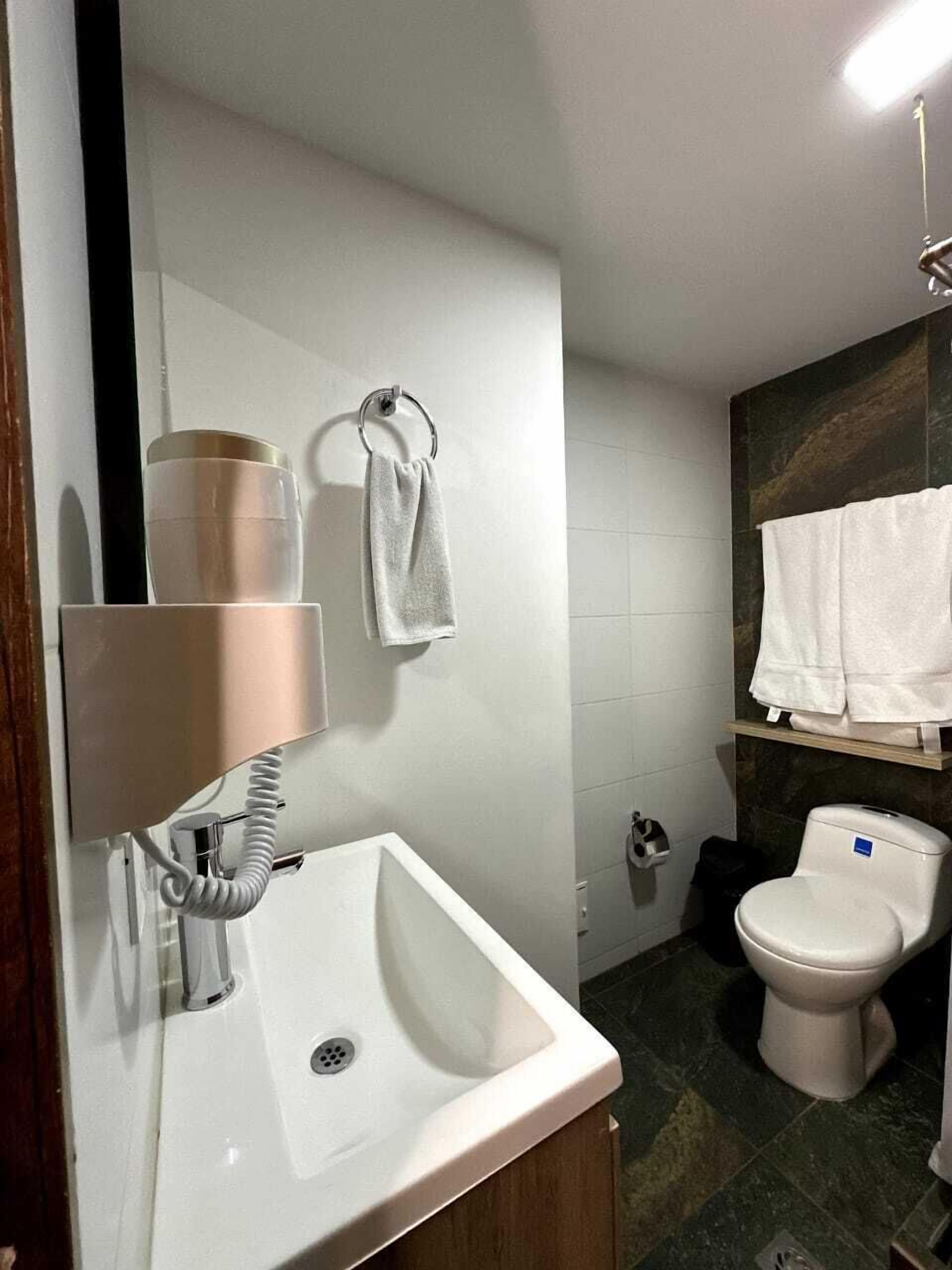 triple room | bathroom | free toiletries, towels, soap, shampoo