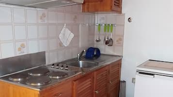 Studio | Privékitchenette | Een koelkast, een microgolfoven, een kookplaat