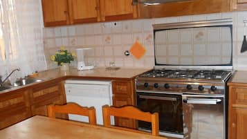 Appartement, 2 chambres | Cuisine privée | Réfrigérateur, micro-ondes, plaque de cuisson
