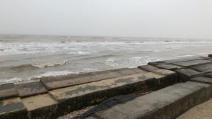 A stone sea wall with steps leading down to the beach. - Gulfway Motel & Restaurant (High Island)