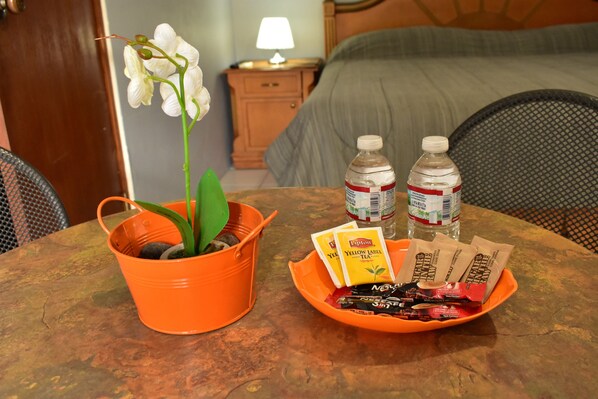 1 habitación, escritorio y tabla de planchar con plancha