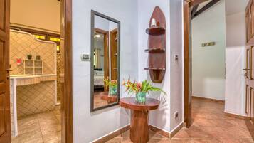 Villa, 3 chambres | Salle de bain | Douche, sĂšche-cheveux, serviettes fournies