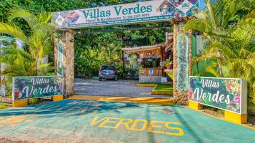 Experience a welcoming stay at Villa Verde, featuring villas with kitchens, dining rooms, and terraces.