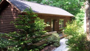 Romantic Cabin, 1 Bedroom, Mountain View, Mountainside (Acorn Cabin) - Acorn Cabins Lake Lure (Lake Lure)